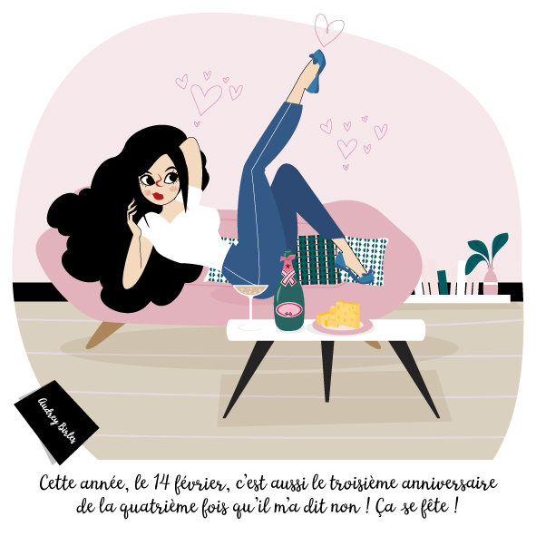 Une nana allongée sur son canapé dans un décor rose, une bouteille de champagne ouverte, une coupe remplie, et un plateau de fromages posés sur sa table base dit 